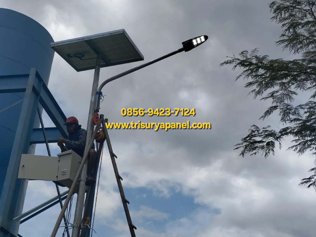 Instalasi Lampu PJU Tenaga Surya